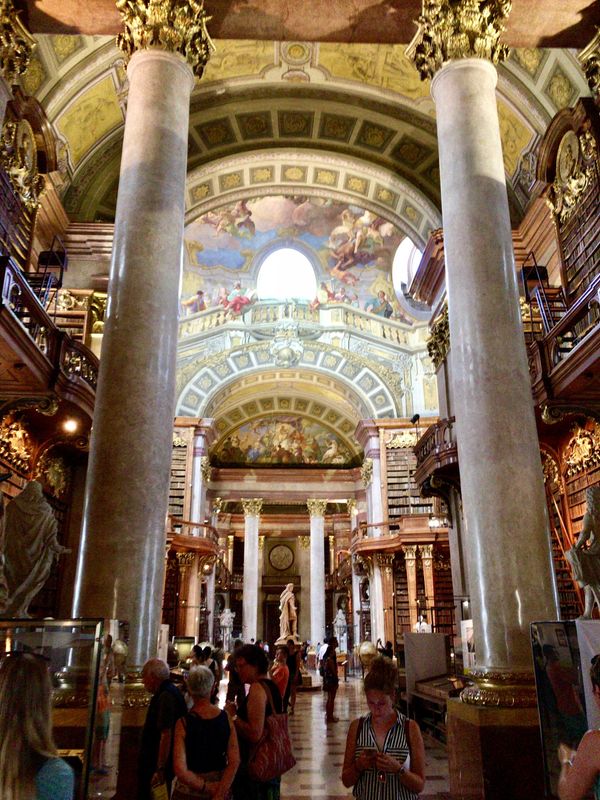 オランダ・スキポール「NRT ✈︎ HKG ✈︎ MPX ✈︎ VIE 🚇 BUD ✈︎ AMS ✈︎ HKG ✈︎ NRT 」の写真：オーストリア国立図書館は、世界で最も美し...