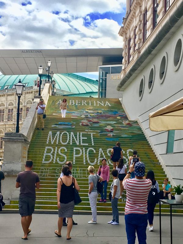 オランダ・スキポール「NRT ✈︎ HKG ✈︎ MPX ✈︎ VIE 🚇 BUD ✈︎ AMS ✈︎ HKG ✈︎ NRT 」の写真：アルベルティーナからホーフブルク宮殿の英...