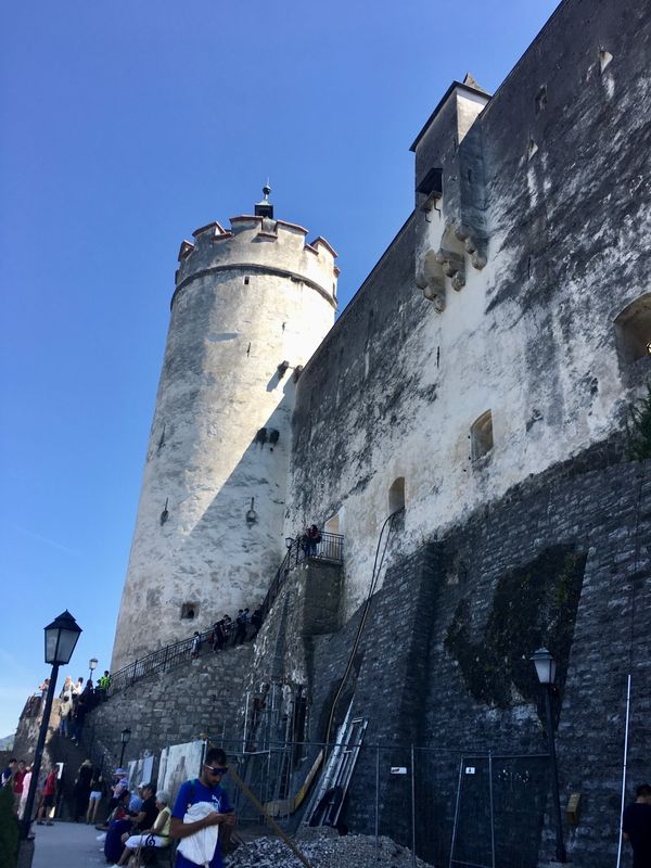 オランダ・スキポール「NRT ✈︎ HKG ✈︎ MPX ✈︎ VIE 🚇 BUD ✈︎ AMS ✈︎ HKG ✈︎ NRT 」の写真：ホーエンザルツブルク城