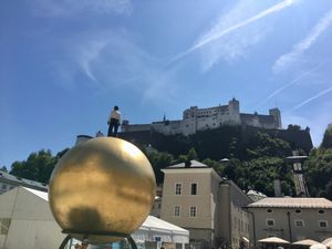 ゲイライデガッセに入りモーツァルトの生家、レジデンツ広場、Goldene ...