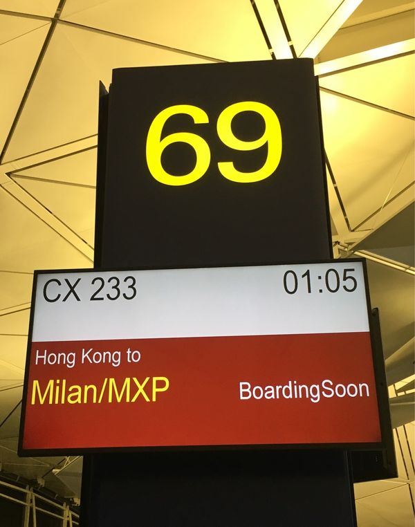 オランダ・スキポール「NRT ✈︎ HKG ✈︎ MPX ✈︎ VIE 🚇 BUD ✈︎ AMS ✈︎ HKG ✈︎ NRT 」の写真：いつもの様に香港でカナダ人妻と落ち合って...