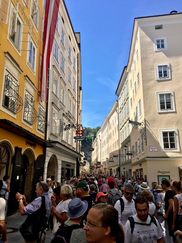 オランダ・スキポール「NRT ✈︎ HKG ✈︎ MPX ✈︎ VIE 🚇 BUD ✈︎ AMS ✈︎ HKG ✈︎ NRT 」の写真：ゲイライデガッセに入りモーツァルトの生家...