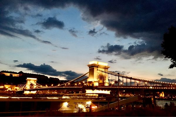 オランダ・スキポール「NRT ✈︎ HKG ✈︎ MPX ✈︎ VIE 🚇 BUD ✈︎ AMS ✈︎ HKG ✈︎ NRT 」の写真：セーチェーニ鎖橋とブダ城の夜景。

