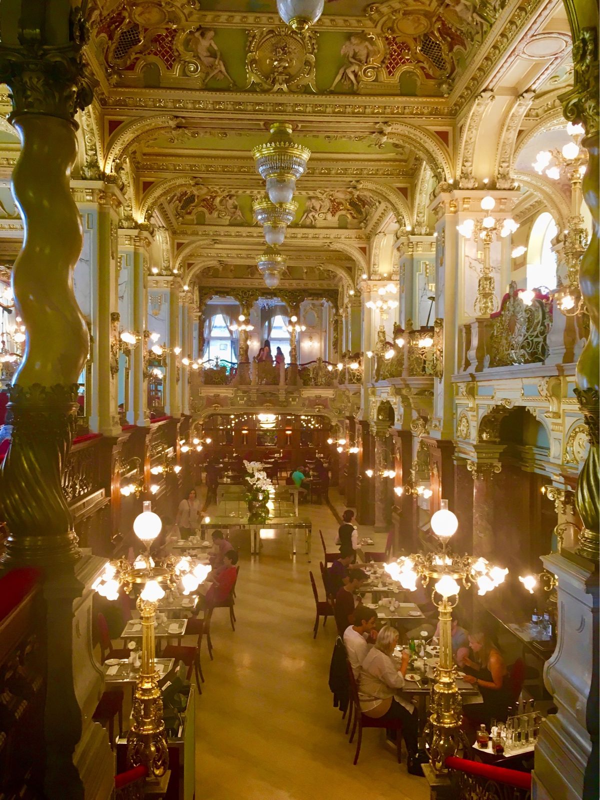 翌日は世界で一番豪華なカフェと言われるニューヨーク•カフェへ。

中国人の...