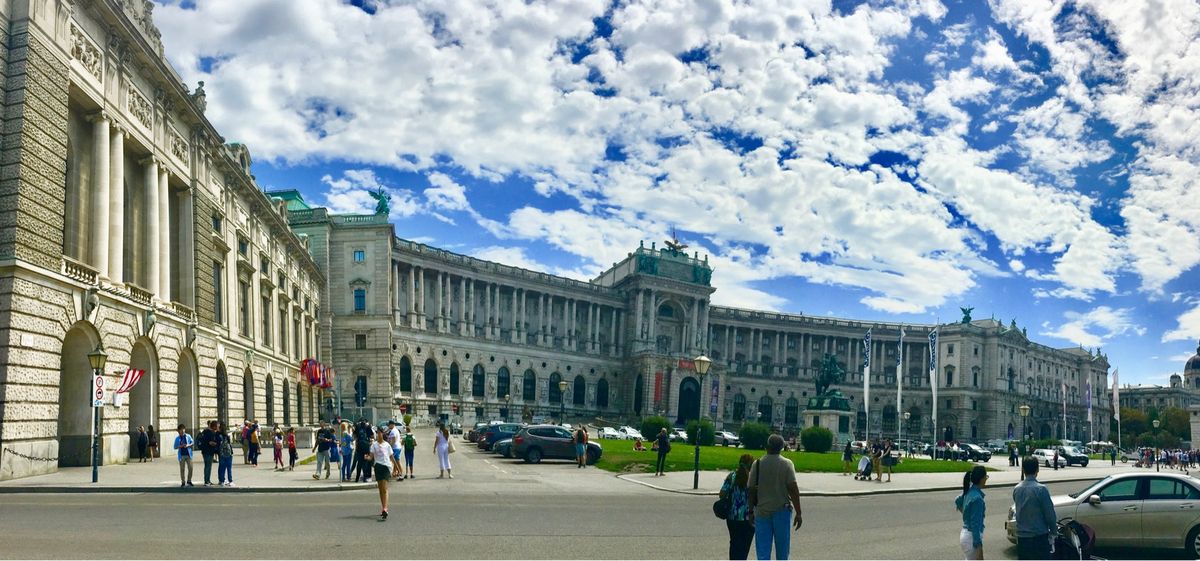 アルベルティーナからホーフブルク宮殿の英雄広場を通り、ミュージアムクォータ...