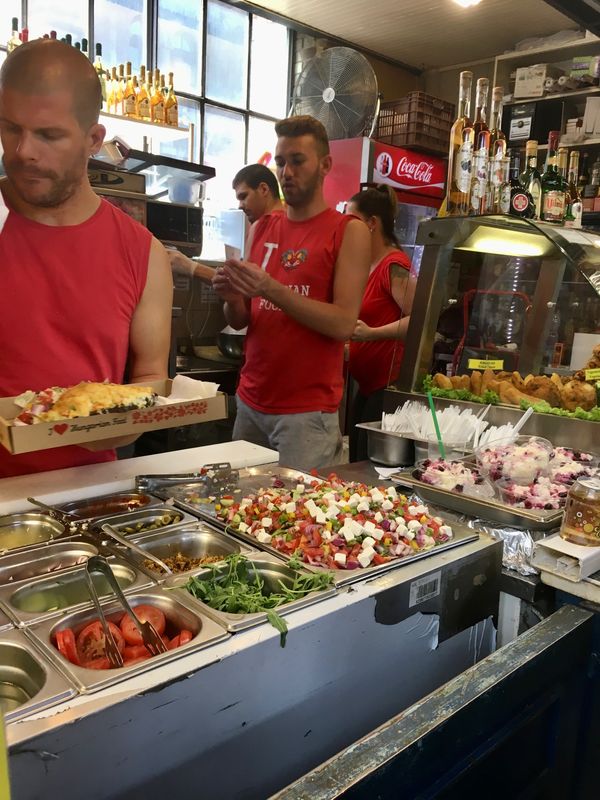 オランダ・スキポール「NRT ✈︎ HKG ✈︎ MPX ✈︎ VIE 🚇 BUD ✈︎ AMS ✈︎ HKG ✈︎ NRT 」の写真：ここで食べたシュニッツェルとザワークラウ...