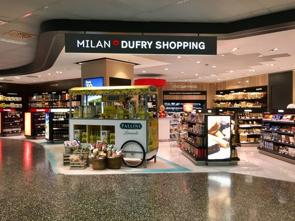 オランダ・スキポール「NRT ✈︎ HKG ✈︎ MPX ✈︎ VIE 🚇 BUD ✈︎ AMS ✈︎ HKG ✈︎ NRT 」の写真：マルペンサからウィーン空港に到着、電車で...