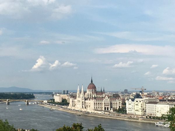 オランダ・スキポール「NRT ✈︎ HKG ✈︎ MPX ✈︎ VIE 🚇 BUD ✈︎ AMS ✈︎ HKG ✈︎ NRT 」の写真：ハンガリー国会議事堂を王宮の丘から望む