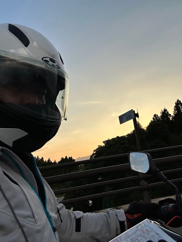 日本・青森「夏旅2023国道4号で青森を目指す！」の写真：500kmポストは橋の上
しかも逆光で写...