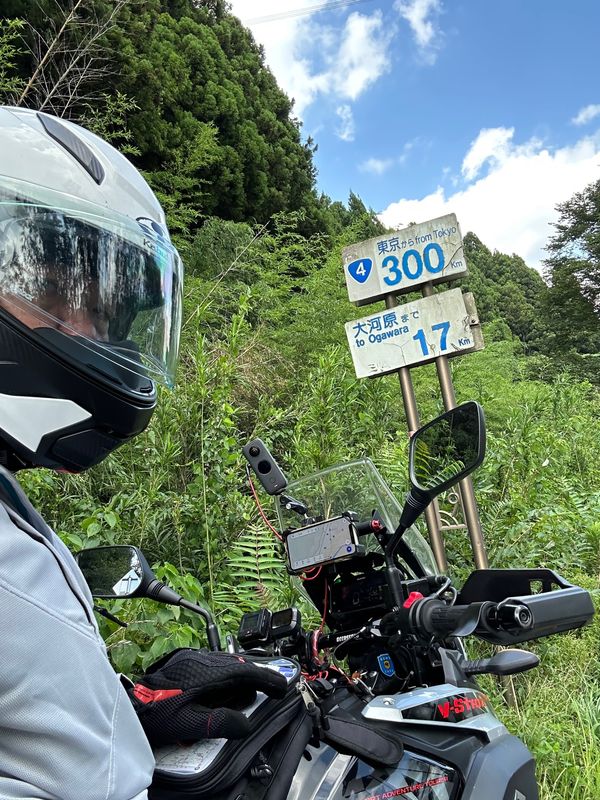 日本・青森「夏旅2023国道4号で青森を目指す！」の写真：300kmポスト
途中へたれガンダムにご挨拶