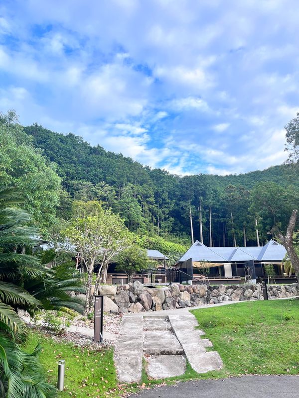 日本・三重県紀北町「夏休み」の写真：空と山の色が綺麗✨
食事と温泉は隣の系列...