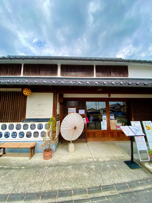 日本・熊本県「熊本•黒川温泉と阿蘇〜菊池渓谷」の写真：八千代座の周りは昔の商家や町屋を改装した...