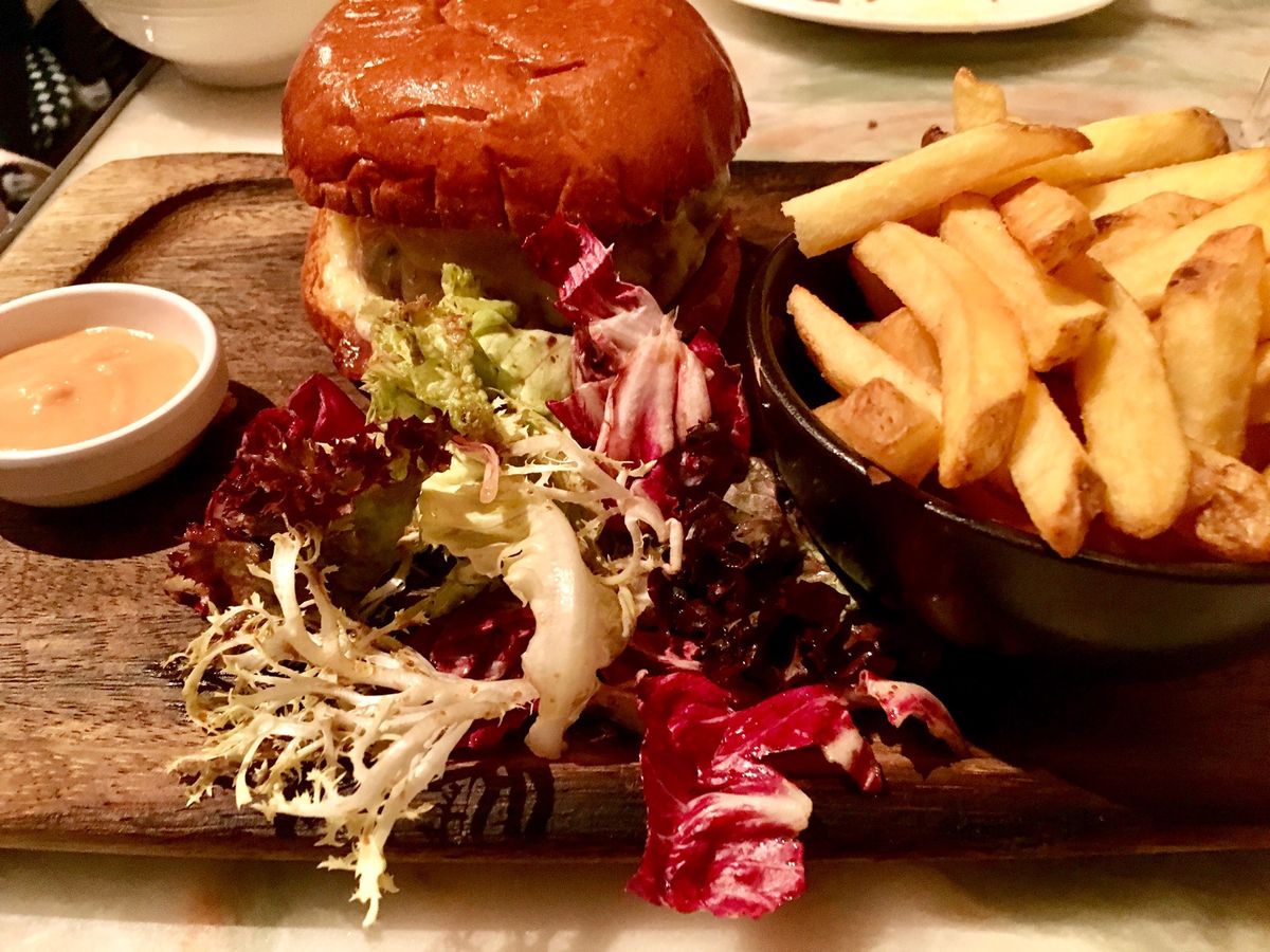 自宅近くのビストロへ。

香港のイタリアンとかフレンチは、昔はとても食べれ...