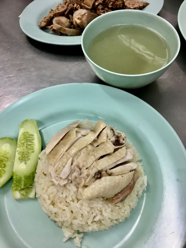 香港・跑馬地 Happy Valley「NRT ✈︎ HKG ✈︎ BKK ✈︎ HKG ✈︎ NRT」の写真：ゴーアン カオマンガイ プラトゥーナム
...