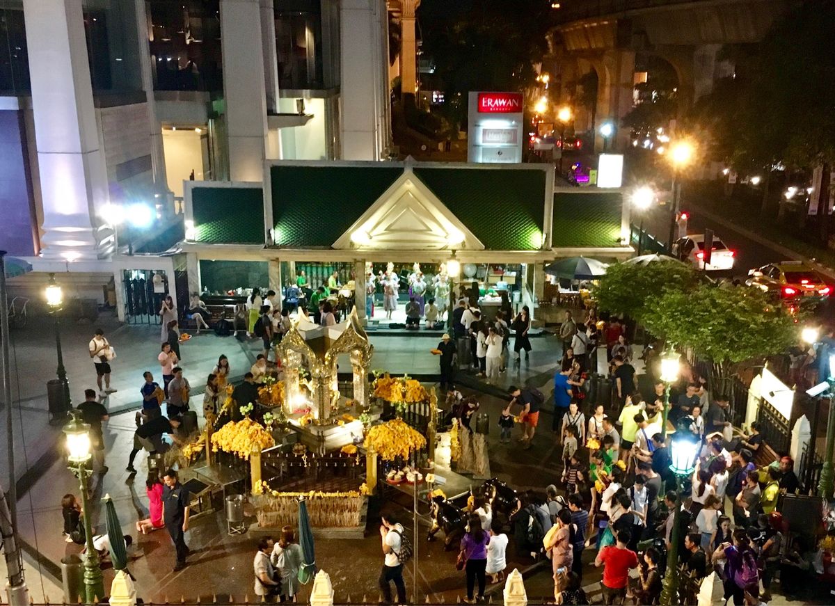 チェックインした後、エラワン祠まで歩いて、セントラルワールドプラザで夕食。...