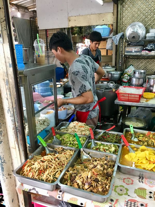 香港・跑馬地 Happy Valley「NRT ✈︎ HKG ✈︎ BKK ✈︎ HKG ✈︎ NRT」の写真：チャトゥウチャック・マーケットの屋台で。