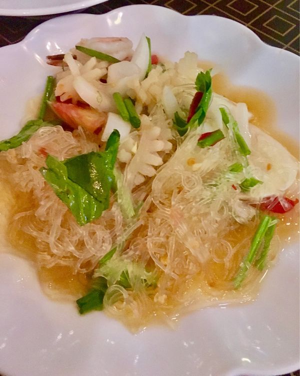 香港・跑馬地 Happy Valley「NRT ✈︎ HKG ✈︎ BKK ✈︎ HKG ✈︎ NRT」の写真：最後の夜。
ヤムウンセン、ソムタム、ガパ...