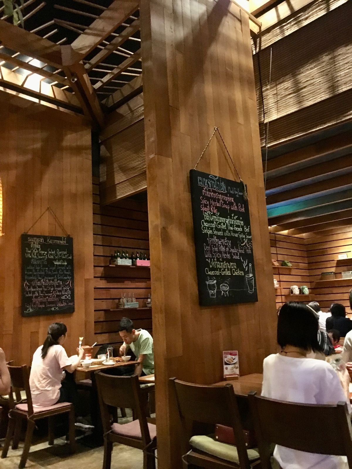 チェックインした後、エラワン祠まで歩いて、セントラルワールドプラザで夕食。...