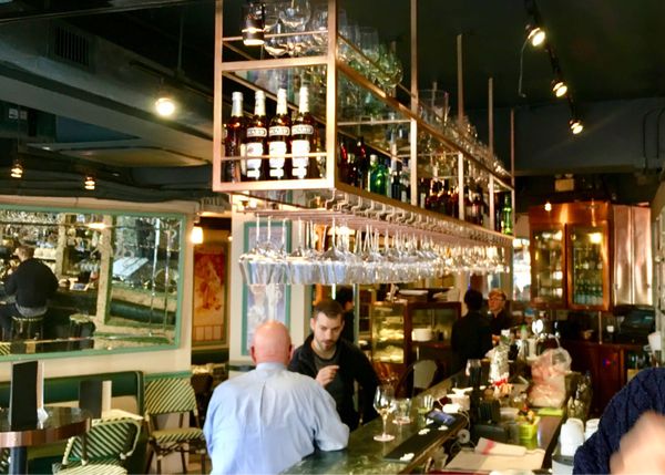 香港・跑馬地 Happy Valley「NRT ✈︎ HKG ✈︎ NRT」の写真：カナダ人妻と。

自宅から徒歩1分のバルへ。