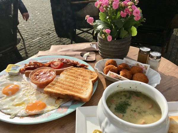 オランダ・アムステルダム「NRT ✈︎ HKG ✈︎ FRA ✈︎ AMS ✈︎ BCN ✈︎ FCO ✈︎ HKG ✈︎ NRT」の写真：朝食はエルテンスープとビターバレン。