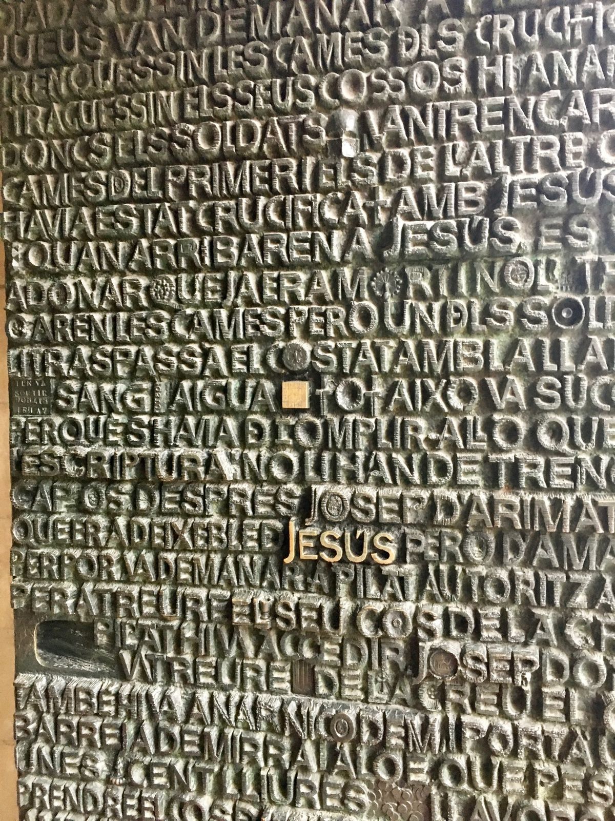 徒歩でサグラダ•ファミリアへ。