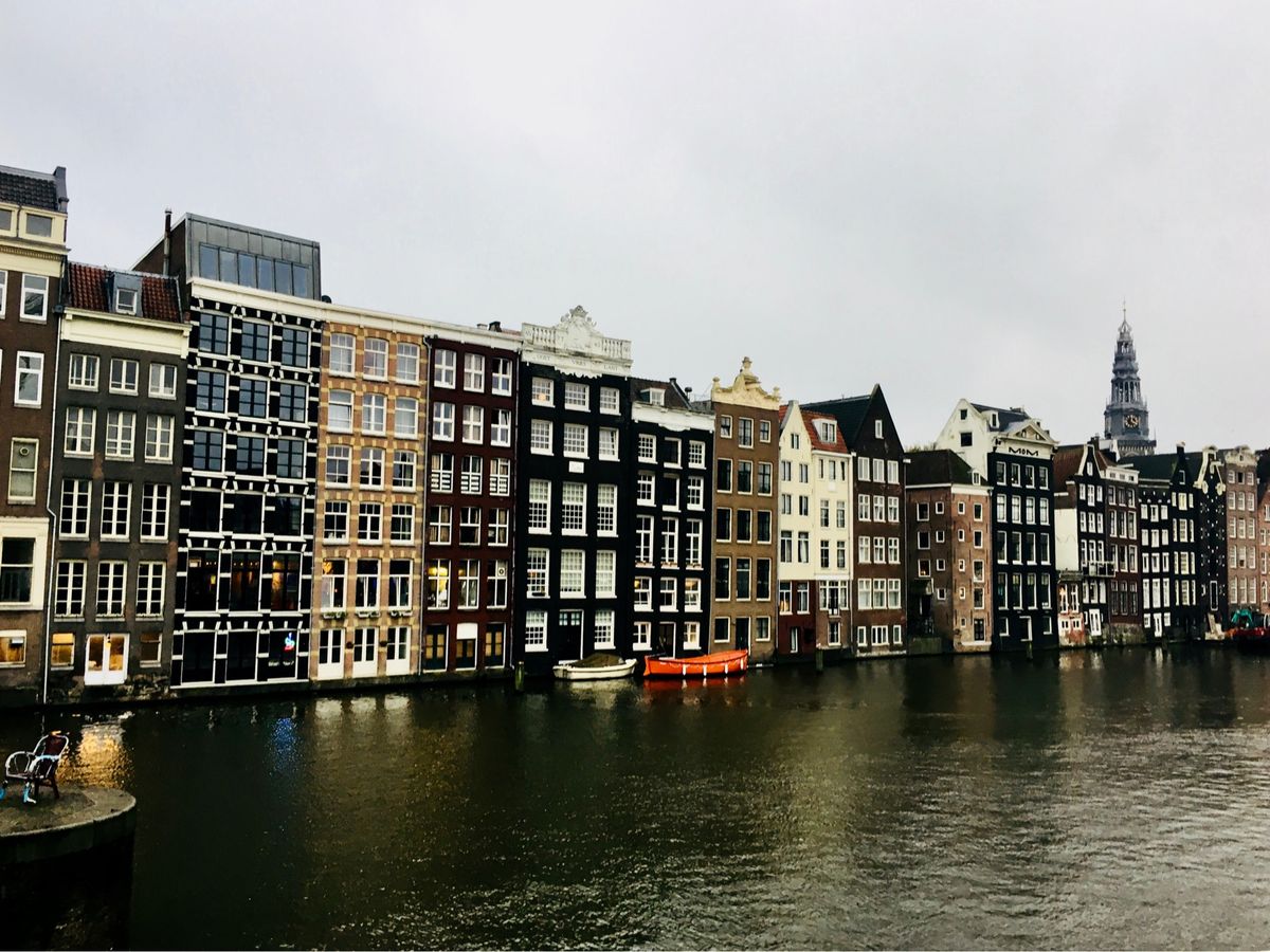 アムステルダム中央駅から程近いカフェで。