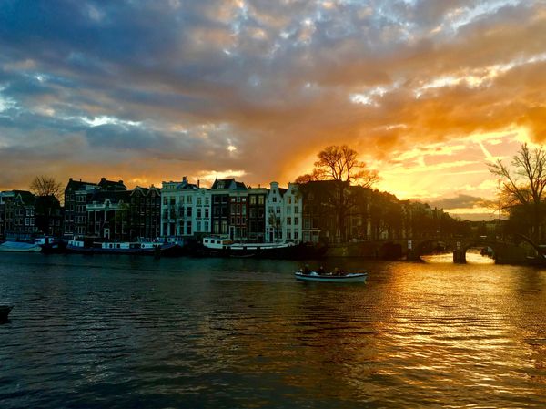 オランダ・アムステルダム「NRT ✈︎ HKG ✈︎ FRA ✈︎ AMS ✈︎ BCN ✈︎ FCO ✈︎ HKG ✈︎ NRT」の写真：シンゲル運河の夕日とマヘレ跳ね橋。