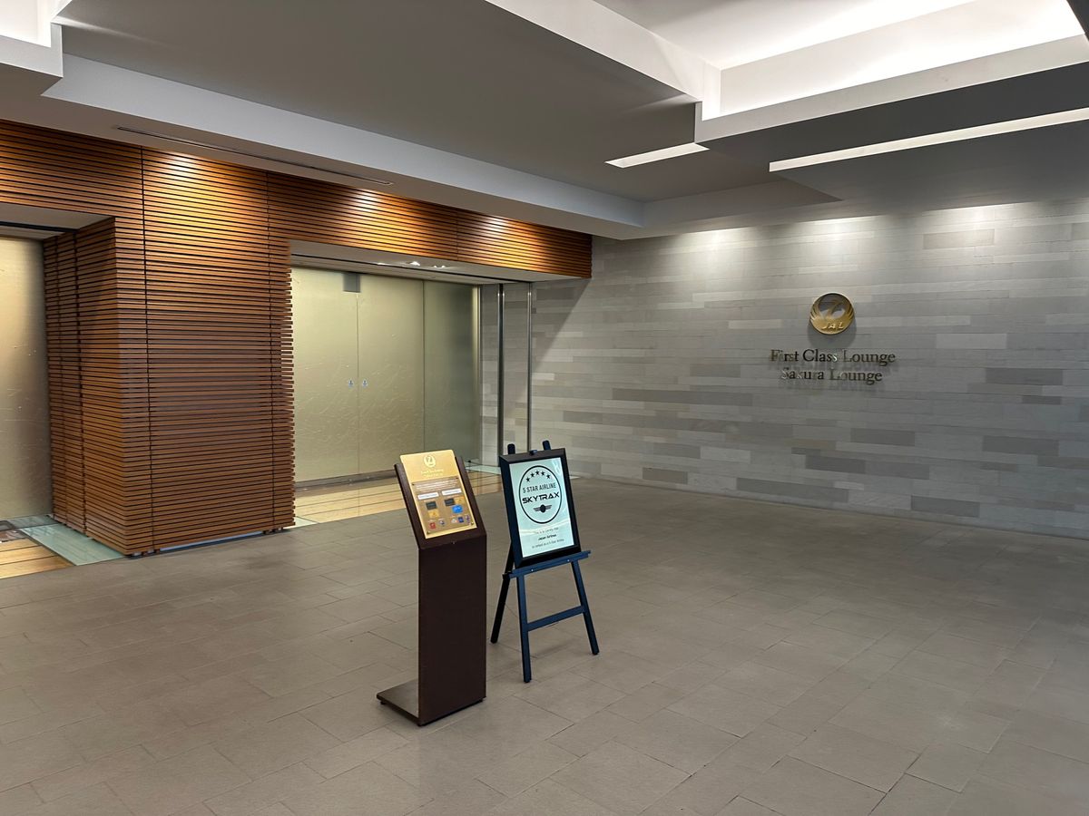 成田からヘルシンキ
国際線ラウンジは初めて
北側航路で向かいます