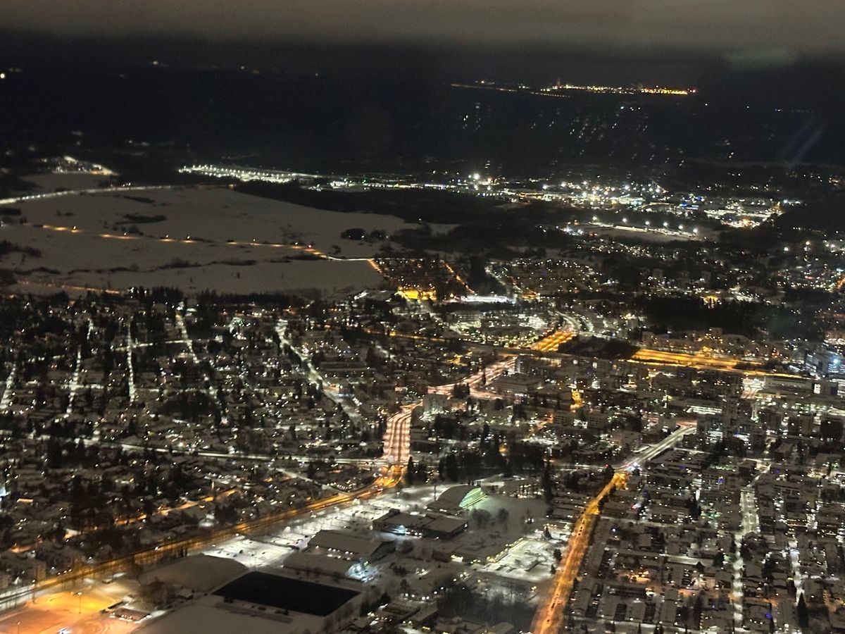 ヘルシンキラウンジ滞在後ヴィリニュスへ
搭乗10人プロペラ機💦
離陸直後の...