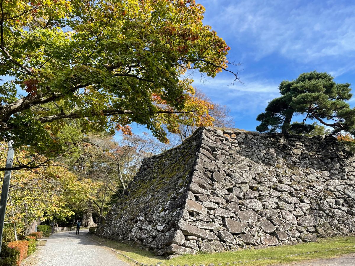 小諸の懐古園。旧小諸城跡になります。まだ紅葉は始まったばかりでした。