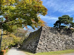 小諸の懐古園。旧小諸城跡になります。まだ紅葉は始まったばかりでした。