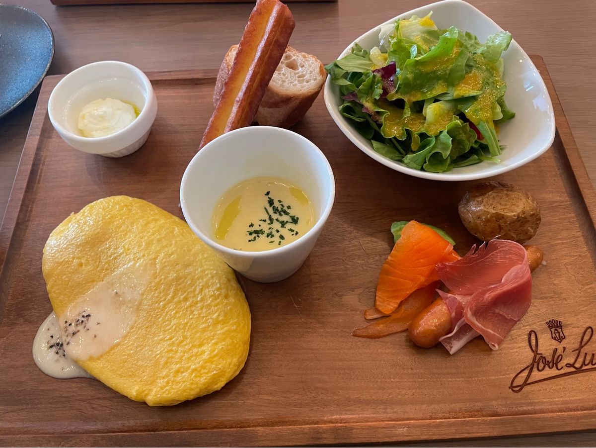 泊まったのはレストランと同じ場所にあるホテル。無料のバータイムが嬉しいね。...