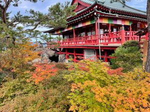 鬼押出し園は紅葉が見頃となっていました。