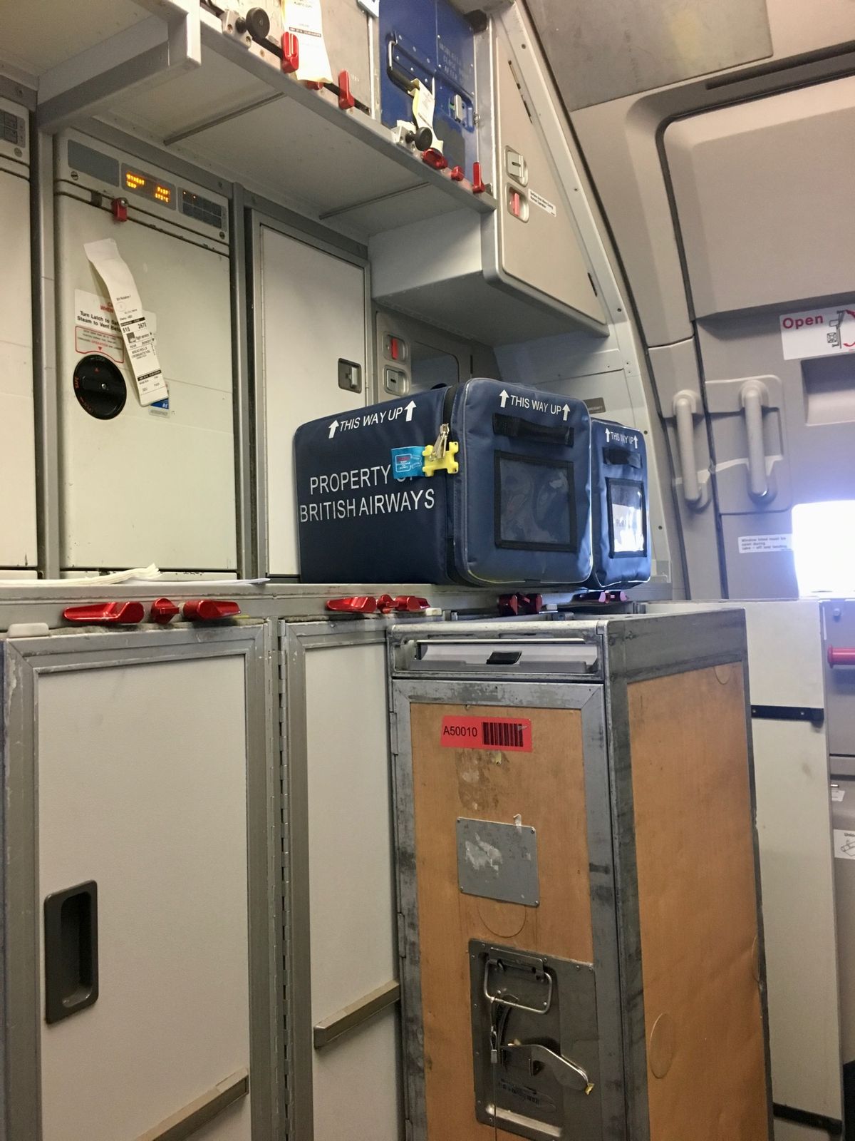 ガットウィック空港からドゥヴロウニクに向かいます。スタンバイで席はジャンプ...