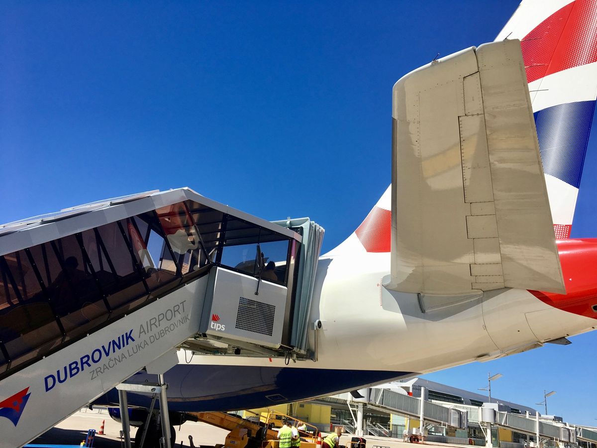 ガットウィック空港からドゥヴロウニクに向かいます。スタンバイで席はジャンプ...