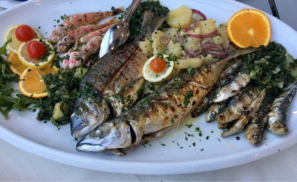 イギリス(英国)・ロンドン「NRT ✈︎ HKG ✈︎ LHR ⛐ LGW ✈︎ DBV ⛐ SPU ✈︎ FRA ✈︎ HKG ✈︎ NRT」の写真：スプリトに戻って食事。

黒鯛、鯖、鰯、...