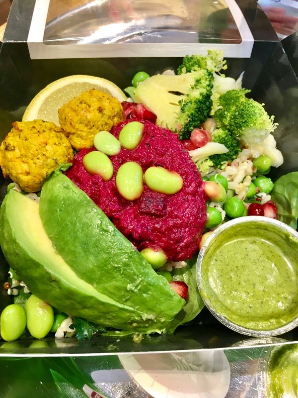 イギリス(英国)・ロンドン「NRT ✈︎ HKG ✈︎ LHR ⛐ LGW ✈︎ DBV ⛐ SPU ✈︎ FRA ✈︎ HKG ✈︎ NRT」の写真：ランチ