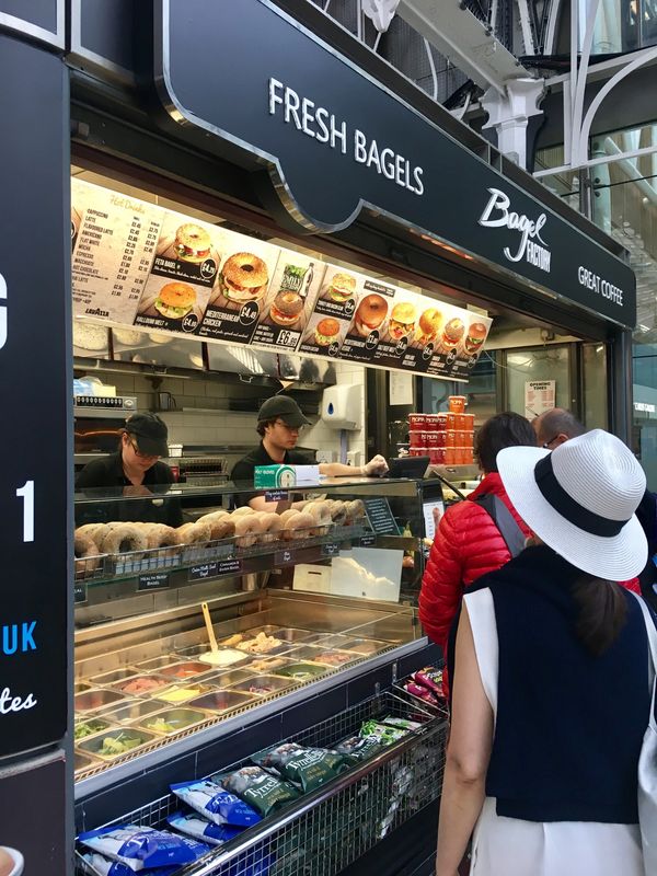 イギリス(英国)・ロンドン「NRT ✈︎ HKG ✈︎ LHR ⛐ LGW ✈︎ DBV ⛐ SPU ✈︎ FRA ✈︎ HKG ✈︎ NRT」の写真：晩御飯はホテルの部屋で。