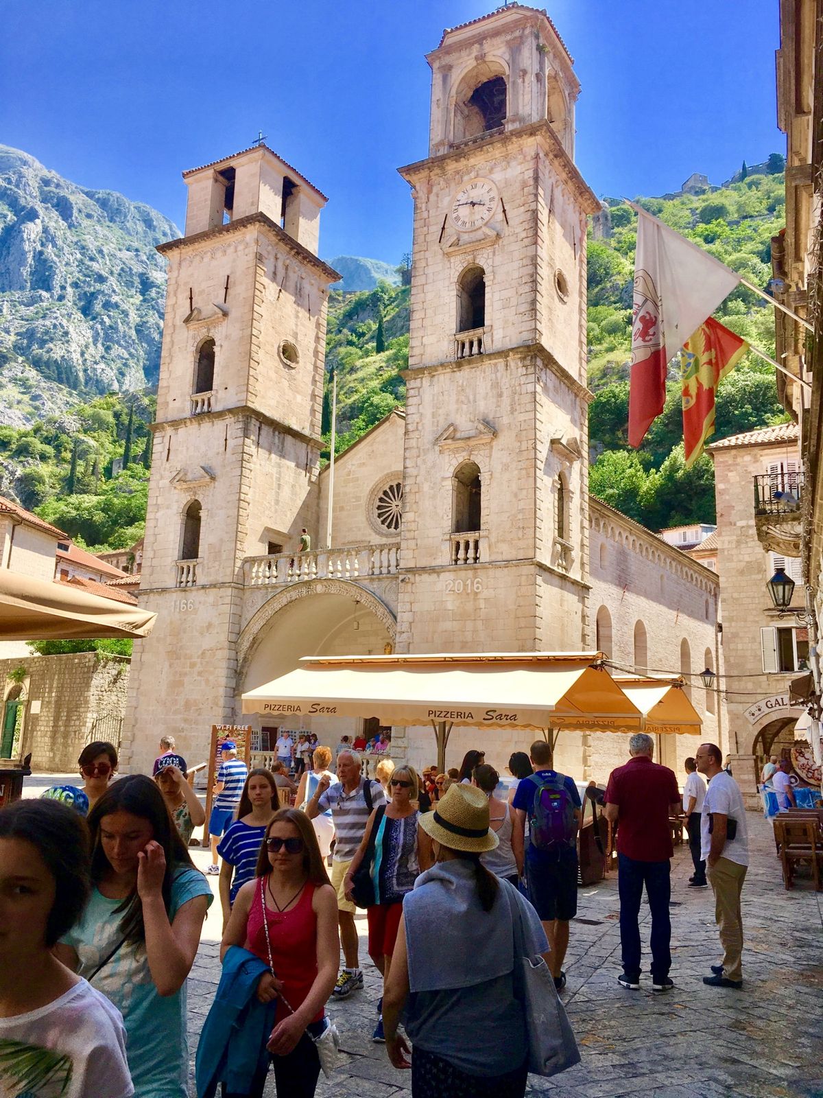 クロアチアのお隣のモンテネグロへ。

海と山に囲まれた美しい国。

ヨーロ...