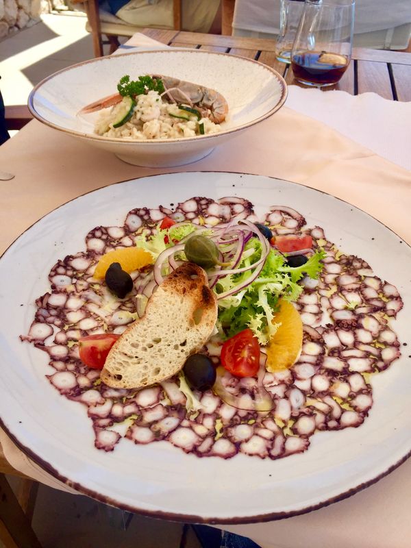 イギリス(英国)・ロンドン「NRT ✈︎ HKG ✈︎ LHR ⛐ LGW ✈︎ DBV ⛐ SPU ✈︎ FRA ✈︎ HKG ✈︎ NRT」の写真：スルジ山のレストランで旧市街を見下ろしな...