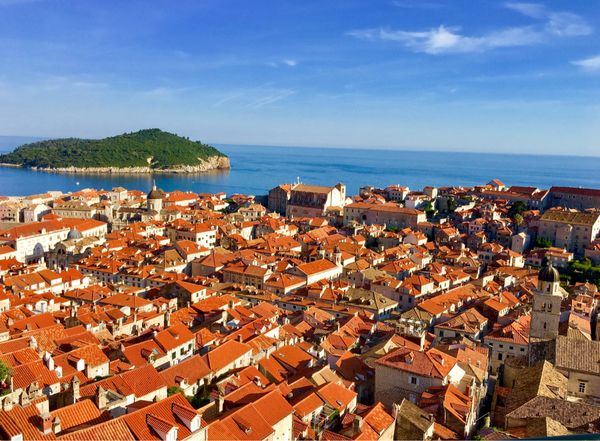 イギリス(英国)・ロンドン「NRT ✈︎ HKG ✈︎ LHR ⛐ LGW ✈︎ DBV ⛐ SPU ✈︎ FRA ✈︎ HKG ✈︎ NRT」の写真：旧市街の城壁を散策