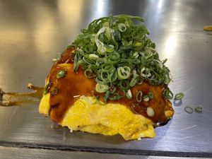 駅前ひろばのお好み焼き屋「電光石火」で広島のお好み焼き。