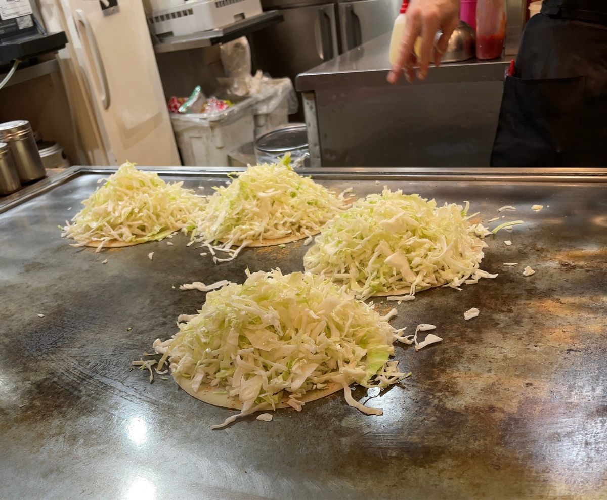 仕事帰りは駅構内のekieにある「麗ちゃん」で再びお好み焼き。