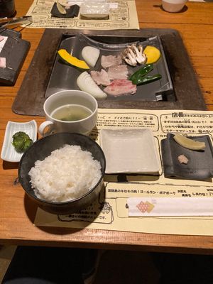 淡路島かわら屋名物の瓦焼き。
瓦を鉄板代わりにして焼肉。
締めのチャーハン最高😀