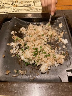 淡路島かわら屋名物の瓦焼き。
瓦を鉄板代わりにして焼肉。
締めのチャーハン最高😀