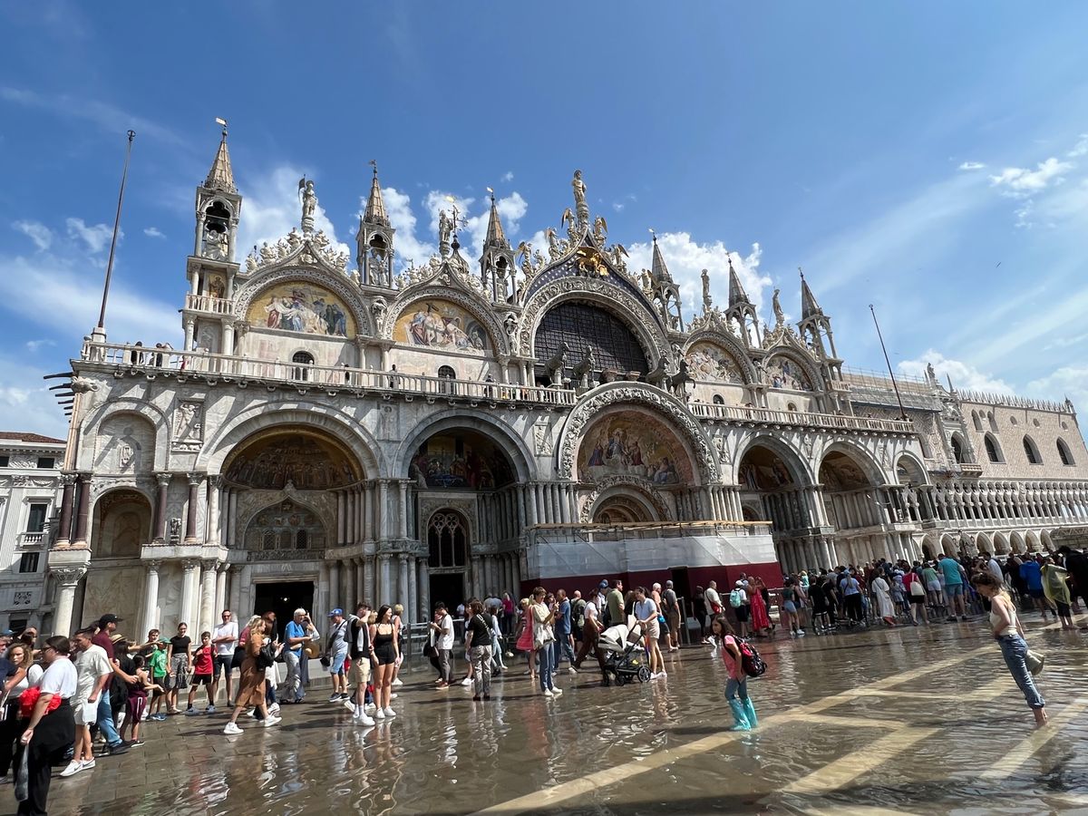 ヴェネツィア
1.雨でサン・マルコ寺院の前に水溜り。
珍しいモノみれた。
...