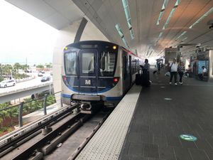 マイアミ空港から電車とバスでマイアミビーチのホテルへ向かいます