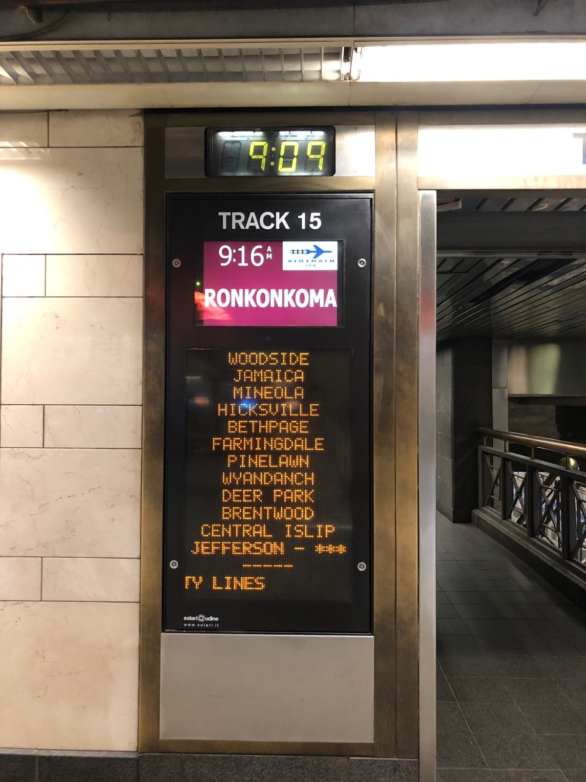 ホテルを後にペンステーションへ