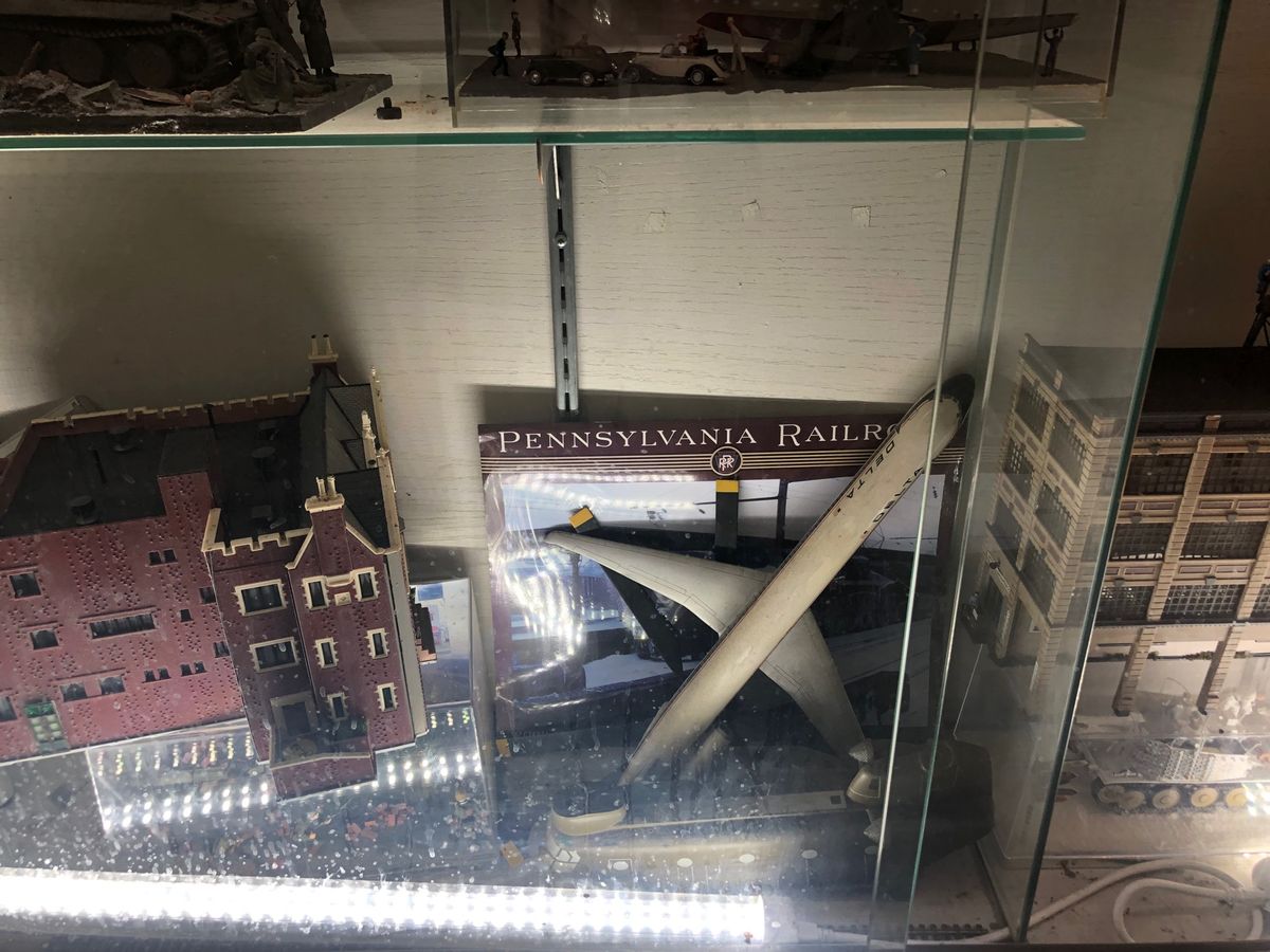 マンハッタンにある模型店
年寄りがやっていて、在庫管理が悪いです
売り物な...