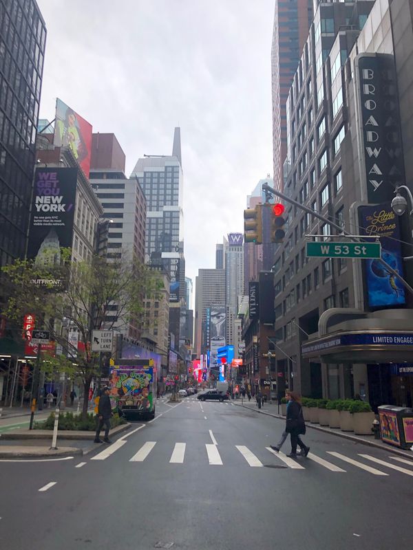 アメリカ(米国)・ニューヨーク「2022.04 ORD.MIA.JFK」の写真：検査終わって街歩き
道端のスナック類を販...